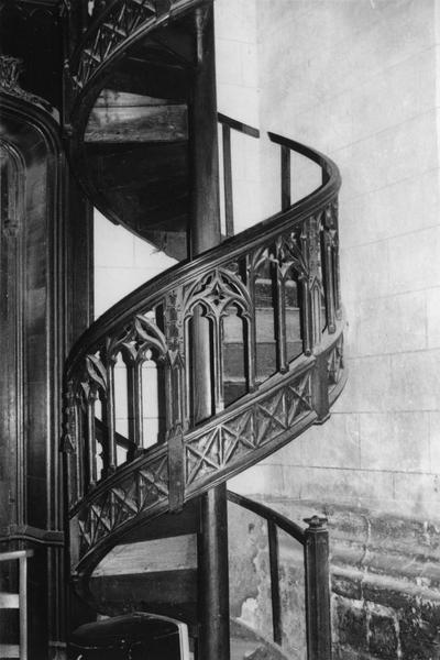 escalier menant à l'orgue