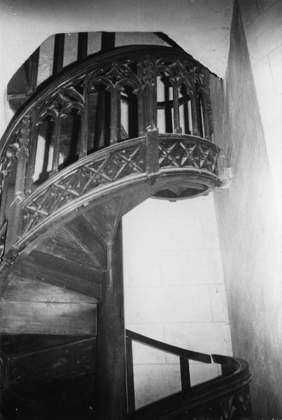 escalier menant à l'orgue