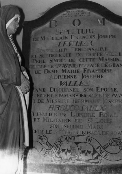 dalle funéraire de M. Guilain François Joseph, lescuier de dame Marie Françoise Adrienne Joseph Vallée, son épouse, et de messire Hermont Joseph Broucqsaulx