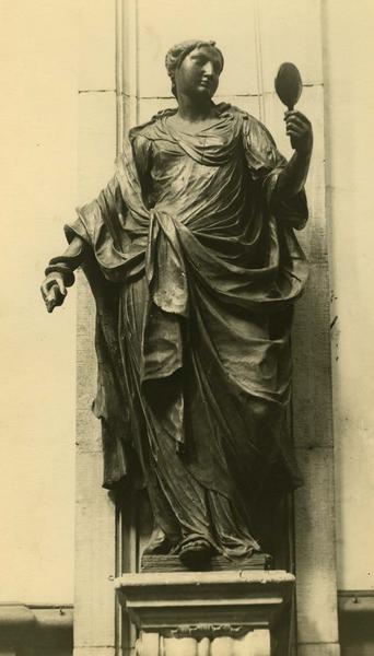 statue d'une Vertu : la Prudence