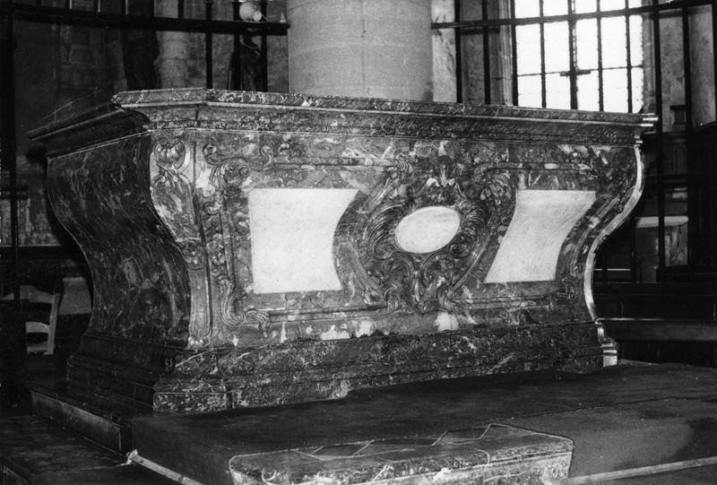 maître-autel à degrés dans le sanctuaire - © Ministère de la Culture (France), Médiathèque du patrimoine et de la photographie (objets mobiliers), tous droits réservés