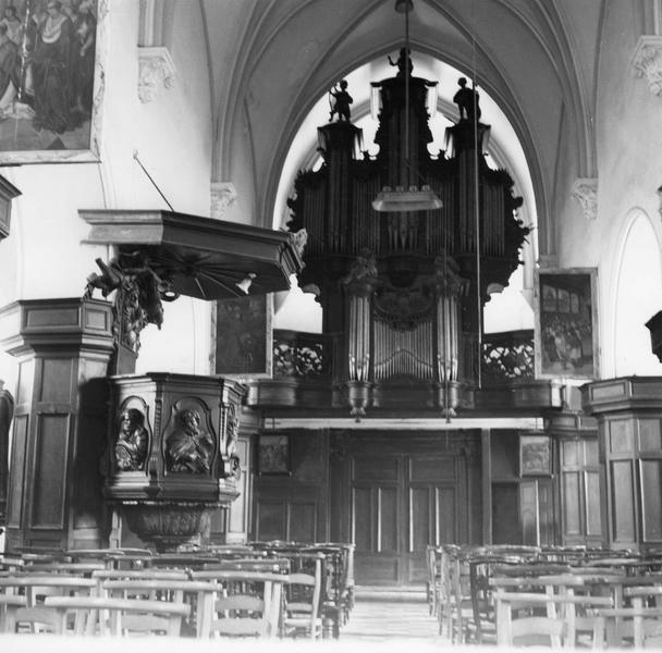 vue d'ensemble de la nef, tribune d'orgue, chaire à prêcher