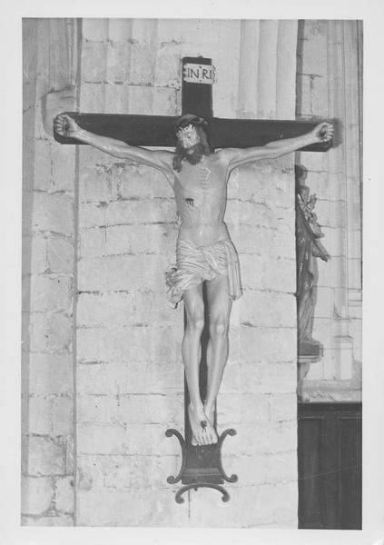 statue : Christ en croix, vue générale