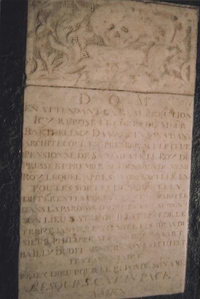 dalle funéraire de Barthélemy Damart, architecte et premier sculpteur du roi de Prusse, vue partielle