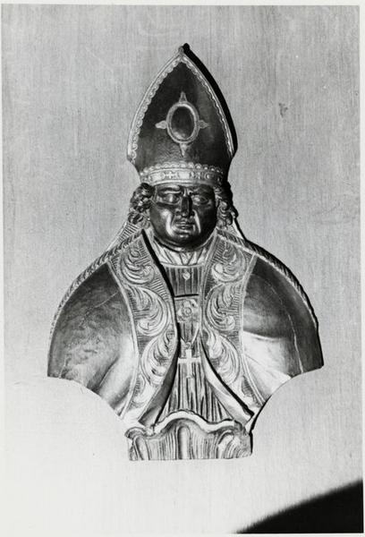 bas-relief : saint abbé ou saint évêque, vue générale