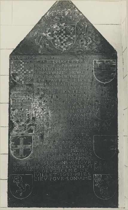 dalle funéraire d'Antoine Dubosc, seigneur de Tassencourt - © Ministère de la Culture (France), Médiathèque du patrimoine et de la photographie, diffusion GrandPalaisRmn Photo
