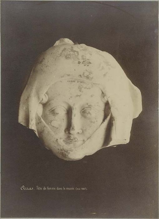 dalle funéarire (fragment) : Visage féminin