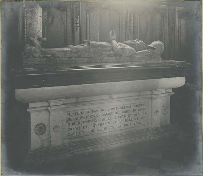 dalle funéraire (gisant) de Jehan de Montmorensi