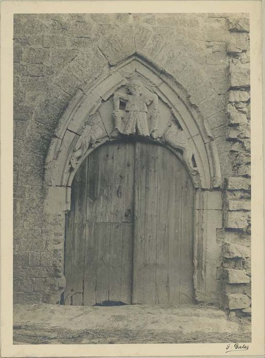 porte d’accès, tympan sculpté