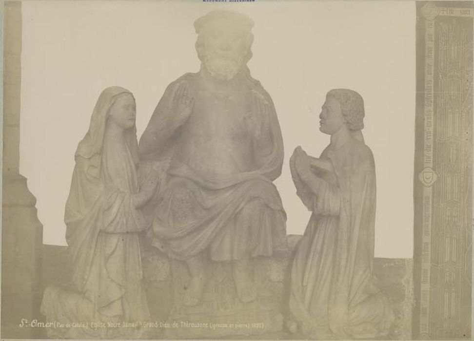 groupe sculpté du Christ, dit le grand Dieu de Thérouanne : Christ entre la Vierge et saint Jean (le) - © Ministère de la Culture (France), Médiathèque du patrimoine et de la photographie, diffusion GrandPalaisRmn Photo