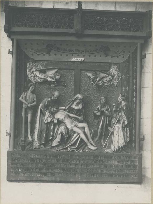 monument funéraire de Jean Coquillau (bas-relief) : Vierge de Pitié saint Sébastien saint Jean-Baptiste le donateur accompagné d'un évêque - © Ministère de la Culture (France), Médiathèque du patrimoine et de la photographie, diffusion GrandPalaisRmn Photo