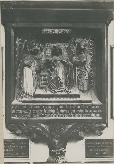 monument funéraire : Vierge à l'Enfant assise le donateur et l'archange saint Michel un saint évêque - © Ministère de la Culture (France), Médiathèque du patrimoine et de la photographie, diffusion GrandPalaisRmn Photo