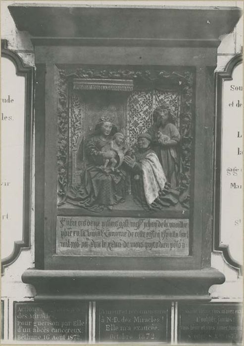 monument funéraire de Jean de la Carouve (bas-relief) : Vierge à l'Enfant assise et donateur accompagné de saint Jean-Baptiste - © Ministère de la Culture (France), Médiathèque du patrimoine et de la photographie, diffusion GrandPalaisRmn Photo