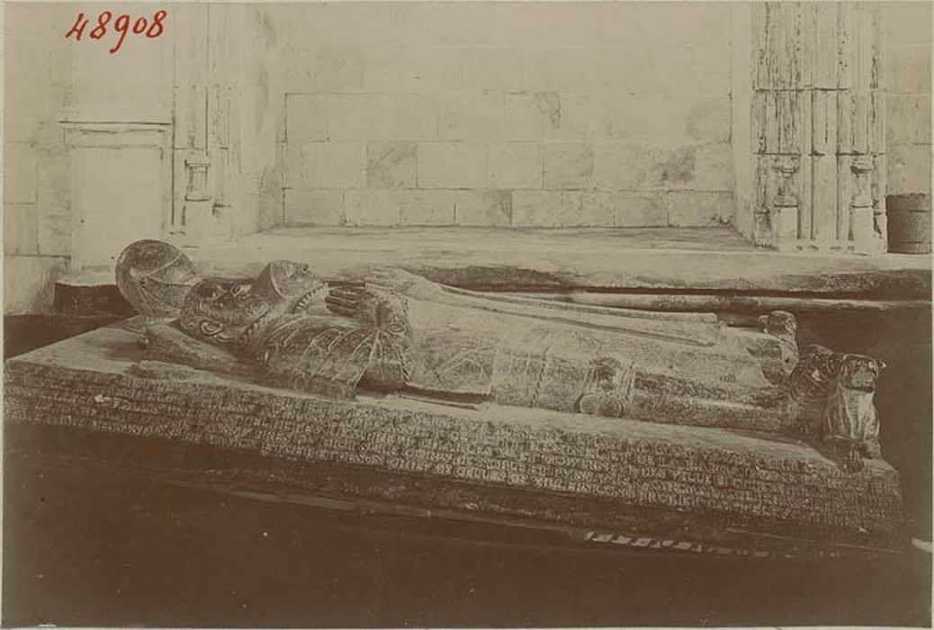 dalle funéraire (gisant) de Jehan de Longueval et de Jehanne de Rosimboz, sa femme