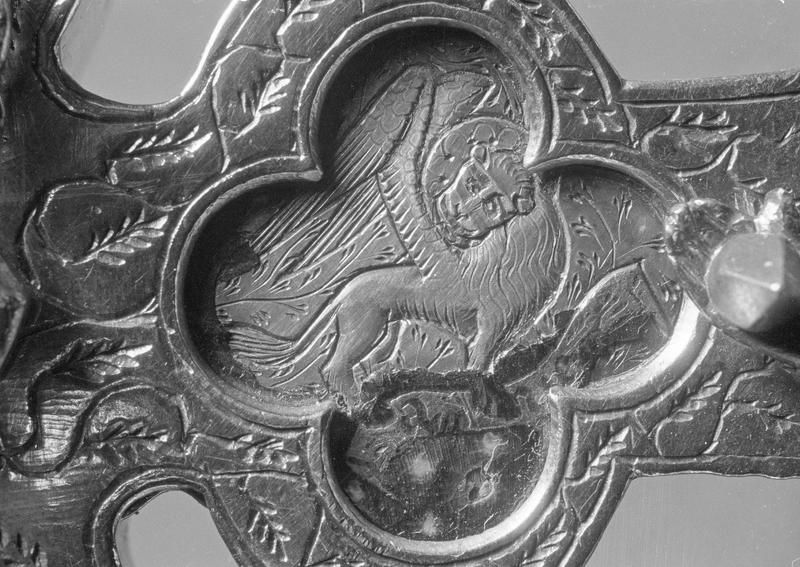 Croix-reliquaire, avers : quadrilobe du bras gauche, lion de saint Marc