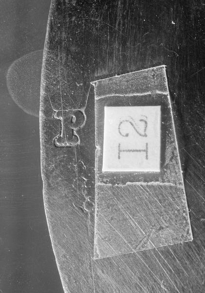 Patène en argent : poinçon, lettre P couronnée (avec étiquette d'inventaire)