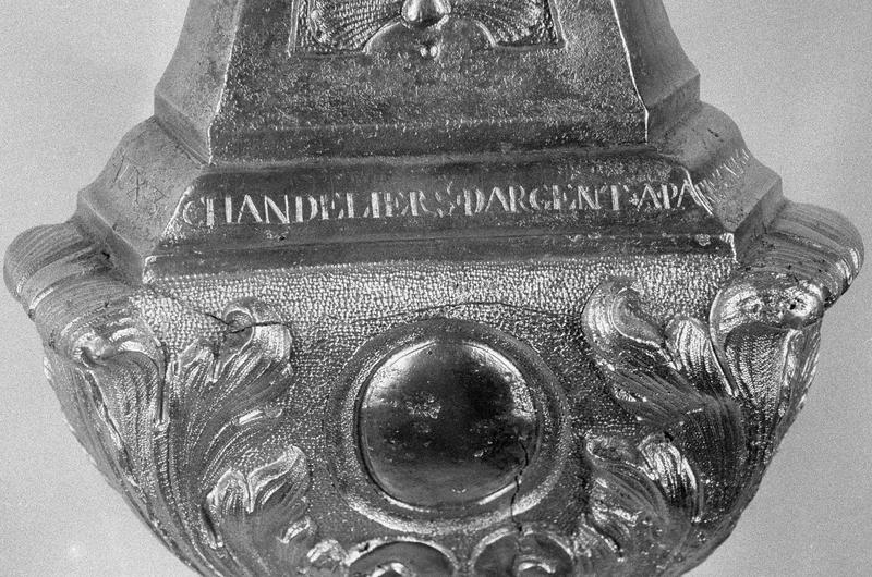 Chandelier pascal : détail du fût avec inscription gravée 'chandelier d'argent'