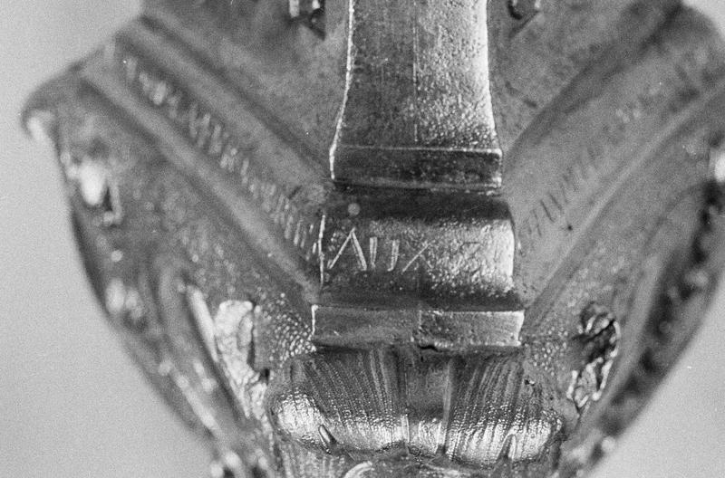 Chandelier pascal : détail du fût avec inscription gravée 'aux(?)'