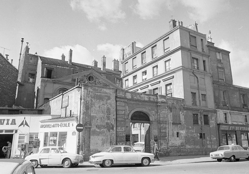 Façade avec portail sur rue de la Perle animée et enseigne 'Pantin & Baclet'