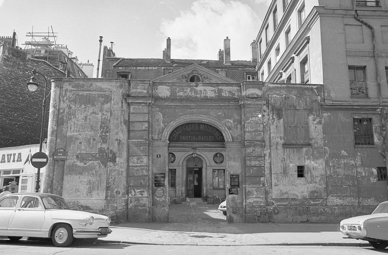 Façade avec portail ouvert sur rue de la Perle et enseigne 'Pantin & Baclet'