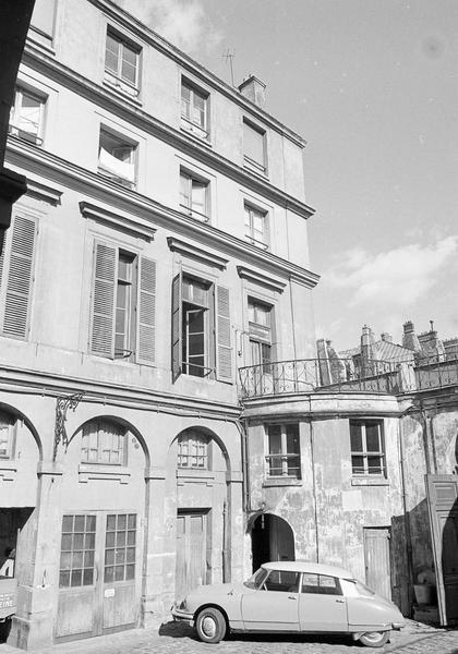 Façade est sur cour intérieure et voiture DS stationnée