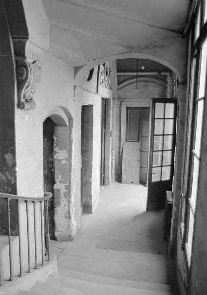 Intérieur : vestibule depuis l'escalier