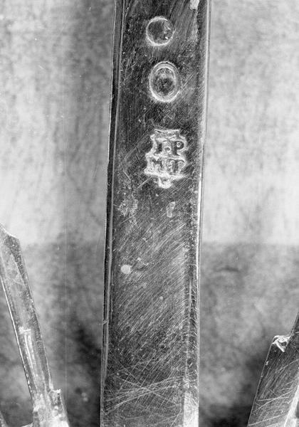 Ostensoir : trois poinçons sur la croix, dont lettres JPMT - © Ministère de la Culture (France), Médiathèque du patrimoine et de la photographie, diffusion GrandPalaisRmn Photo