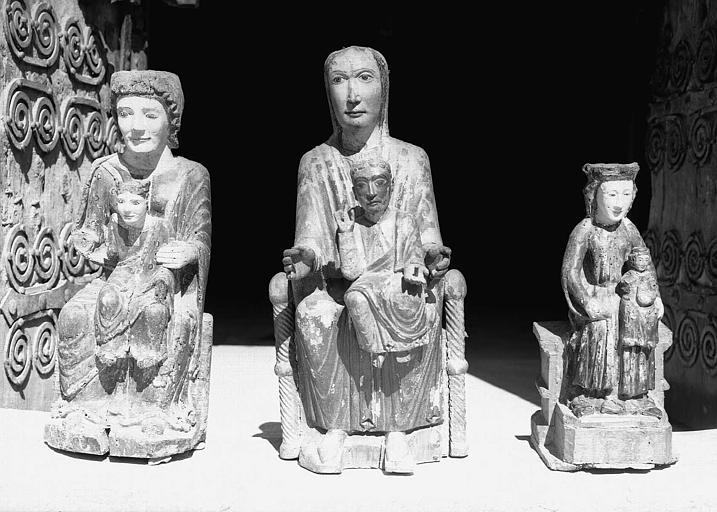 Statuettes en bois : Vierge à l'Enfant (au centre), Vierge espagnole (à droite), Vierge provenant de la crèche de Saint-Michel-de-Cuxa (à gauche)