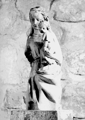 Statue en marbre de la Vierge à l'Enfant dite Notre-Dame-du-Bon-Succès, vue de trois-quarts