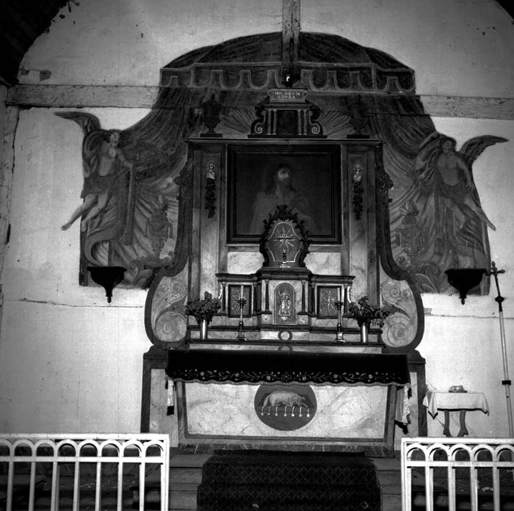 Maître-retable et tabernacle en bois doré, et décor à la fresque sur le mur