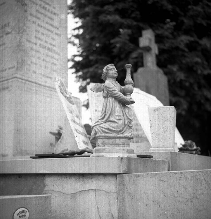 Statue en bois d'un ange céroféraire