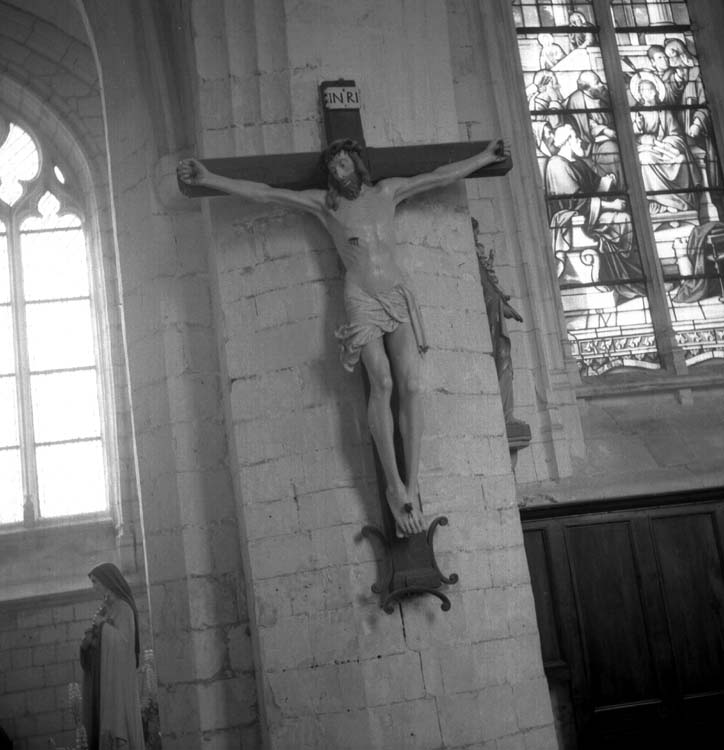 Statue en bois récemment repeinte d'un Christ en croix