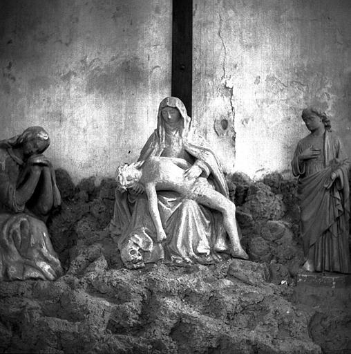 Groupe en pierre, Vierge de pitié entre saint Jean et saint Madeleine - © Ministère de la Culture (France), Médiathèque du patrimoine et de la photographie, diffusion RMN-GP