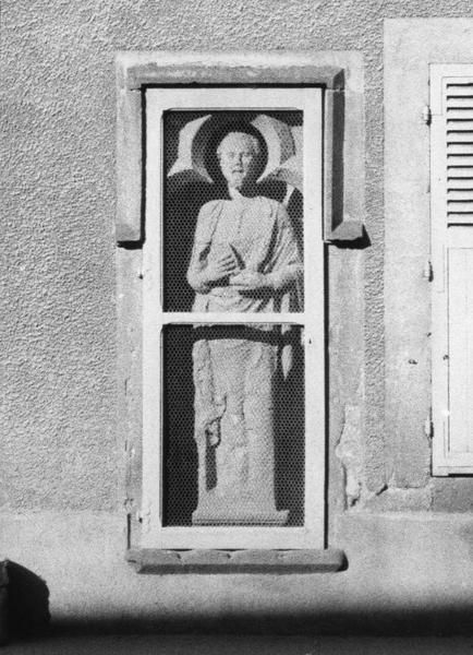 statue : saint Jacques, vue générale de la statue dans son emplacement initial - © Ministère de la Culture (France), Médiathèque du patrimoine et de la photographie (objets mobiliers), tous droits réservés