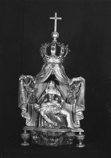 groupe sculpté, dais de procession (statuette) dit Notre-Dame-de-Layre : Vierge de Pitié, vue générale - © Ministère de la Culture (France), Médiathèque du patrimoine et de la photographie (objets mobiliers), tous droits réservés