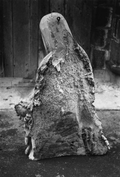 groupe sculpté : Vierge de Pitié, vue générale de dos