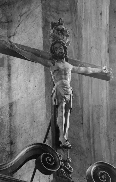 statue du maître-autel : Christ en croix, vue générale