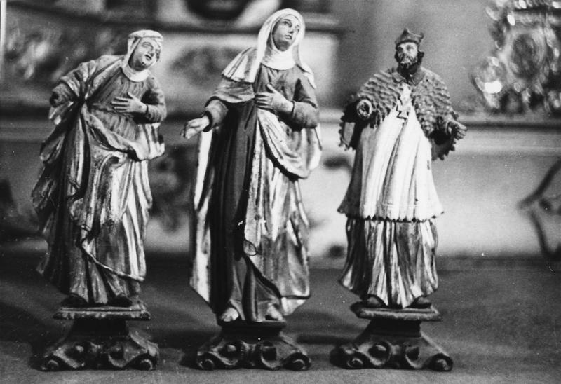 statues (5, statuettes) : Vierge de Pitié, deux saints, deux saintes femmes, vue partielle - © Ministère de la Culture (France), Médiathèque du patrimoine et de la photographie (objets mobiliers), tous droits réservés