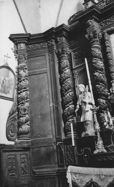 autel, retable, tableau : remise du rosaire à saint Dominique et sainte Catherine (la), statues (3) : Dieu le père, saint Laurent, saint Pierre (chapelle sud), vue partielle