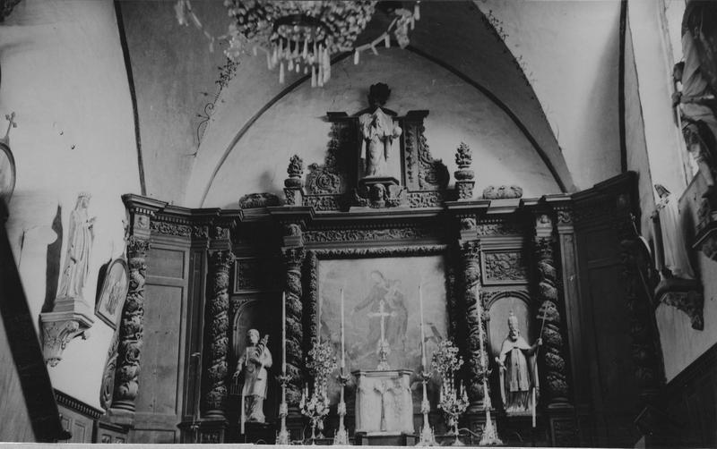 autel, retable, tableau : remise du rosaire à saint Dominique et sainte Catherine (la), statues (3) : Dieu le père, saint Laurent, saint Pierre (chapelle sud), vue partielle