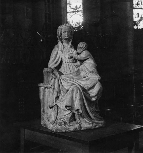 statue : Vierge à l'Enfant allaitant, vue générale