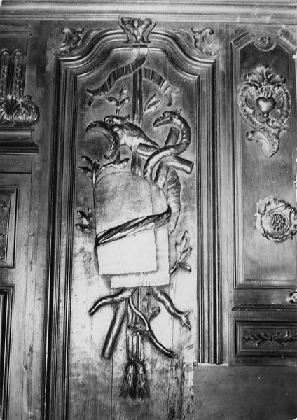 bas-relief : détail : tables de la Loi entourées de deux serpents - © Ministère de la Culture (France), Médiathèque du patrimoine et de la photographie (objets mobiliers), tous droits réservés