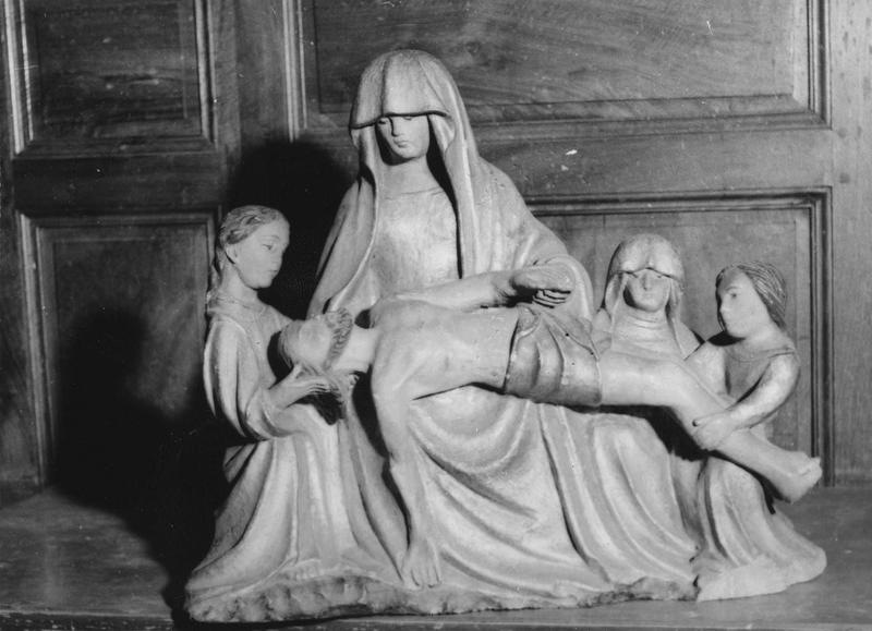 groupe sculpté : Vierge de Pitié entourée de trois saintes femmes (la), vue générale