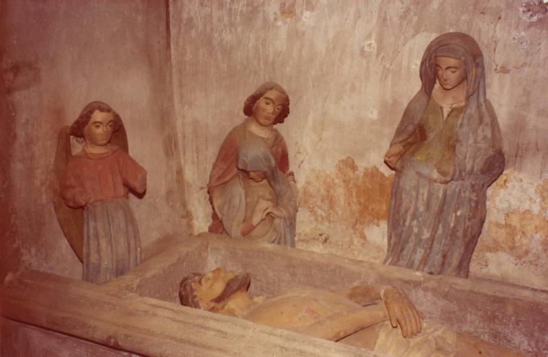 groupe sculpté : mise au tombeau, vue partielle