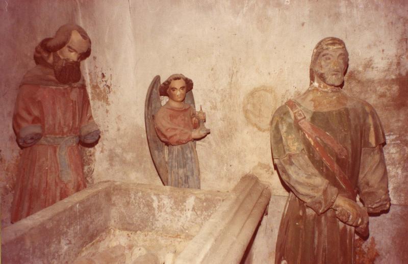 groupe sculpté : mise au tombeau, vue partielle