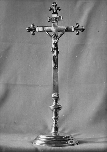 croix d'autel (crucifix), vue générale - © Ministère de la Culture (France), Médiathèque du patrimoine et de la photographie (objets mobiliers), tous droits réservés