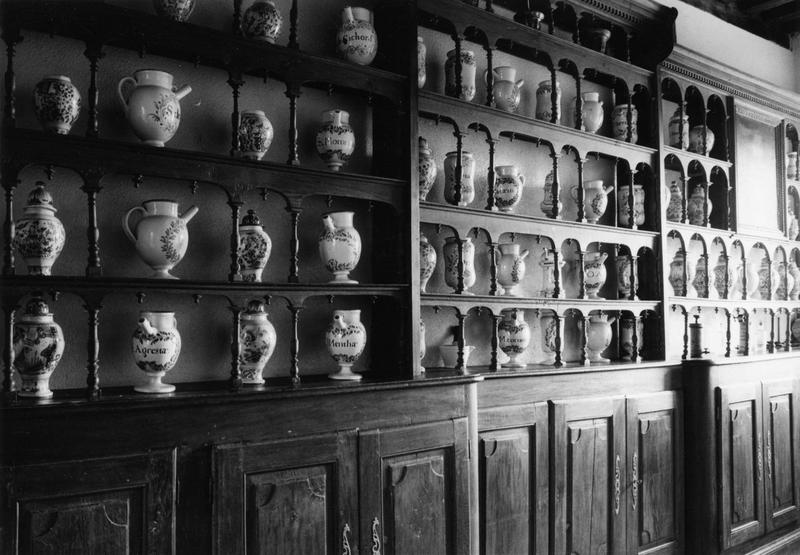 meuble de pharmacie, vue partielle - © Ministère de la Culture (France), Médiathèque du patrimoine et de la photographie (objets mobiliers), tous droits réservés