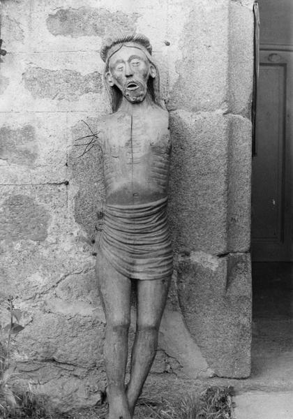 statue : Christ en croix, vue générale