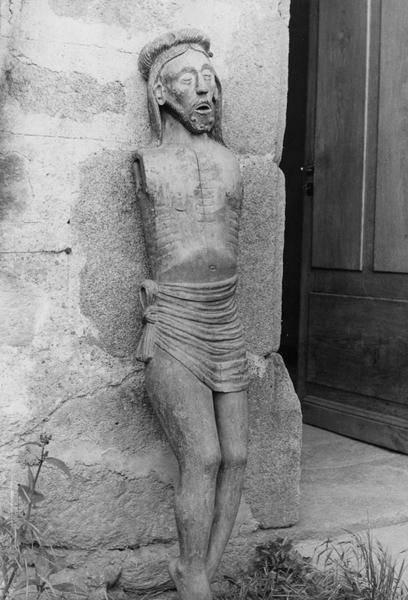 statue : Christ en croix, vue générale