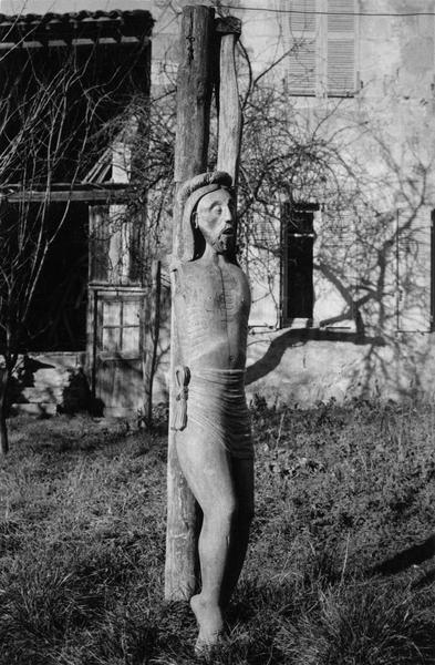 statue : Christ en croix, vue générale